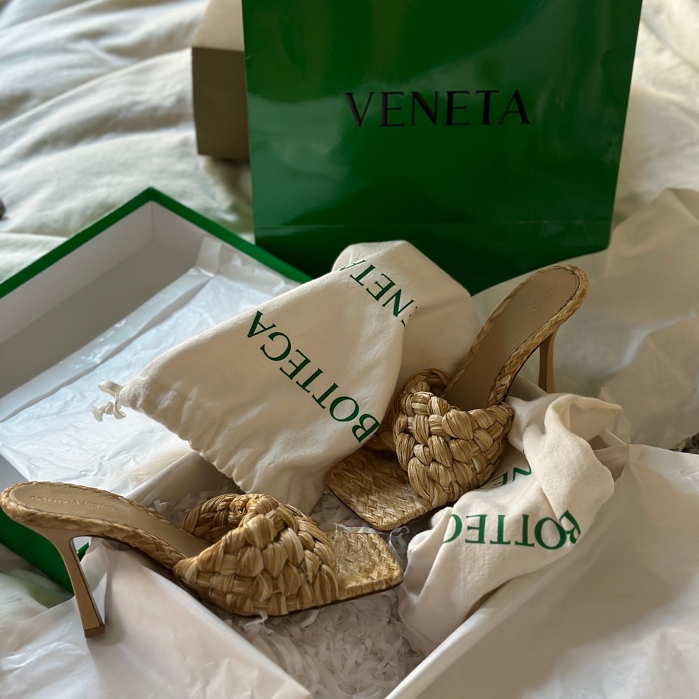 BOTTEGA VENETA
Intrecciato raffia mules